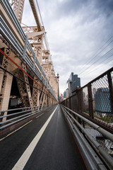 Obraz premium Widok wzdłuż mostu Queensboro, Nowy Jork, Nowy Jork, USA.