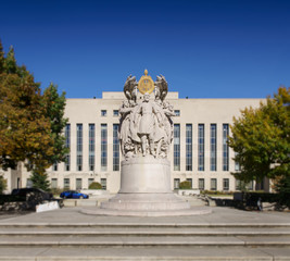 Obraz premium Statue outside ornate white building exterior against clear blue sky.