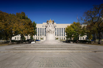 Obraz premium Statue outside ornate white building exterior against clear blue sky.