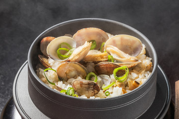 釜めし　Japanese rice pilaf cooked in an iron pot