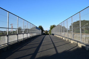 遊歩道の金網フェンス　高速道路への物投げ込み防止用