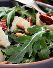 Rucola mit Parmesan, Pinienkernen und Balsamico, Nahaufnahme, Foodstyling