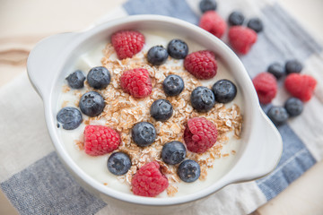 Joghurt mit Müsli und Beeren 