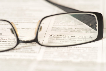 Eine Zeitung und Jobsuche in der Zeitung