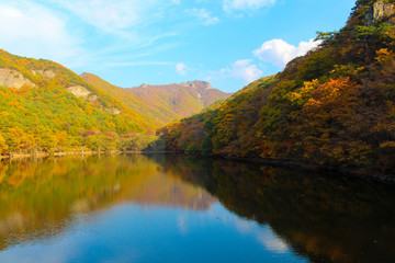 Naklejka premium Jusanji Reservoir - The mountain autumn landscape with colorful forest in Juwangsan National Park, South Korea