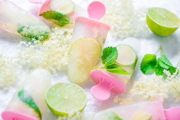 Erfrischung im Sommer - Selbstgemachtes Holunder Eis mit Melisse und Limetten - Sambucus
