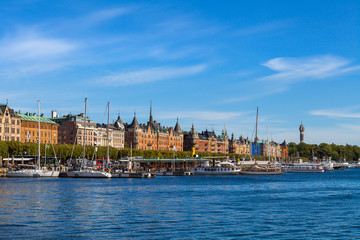Fototapeta na wymiar STOCKHOLM - SEPTEMBER, 15, 2016: Boats along small harbor in center of Stockholm