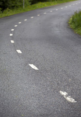 Obraz premium Wet asphalt road. Curvy highway.
