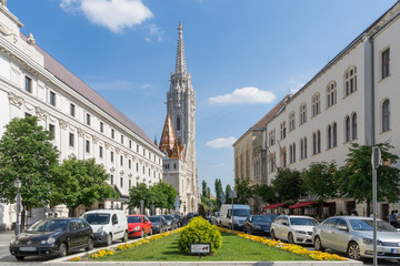 Fototapeta na wymiar Ansicht der Matthiaskirche in Budapest vor blauem Himmel