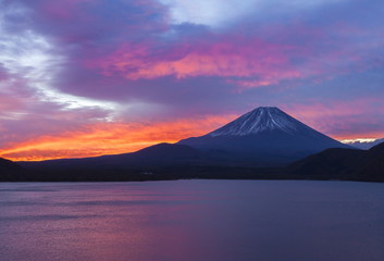 富士山と朝焼けの空　山梨県本栖湖にて