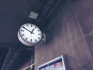 Obraz premium a clock in the bus station