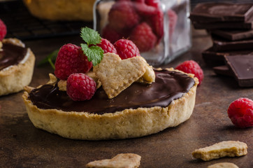Chocolate tartalets with nuts