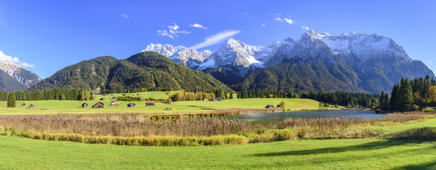 das markante Karwendelgebirge bei Mittenwald im Herbst 