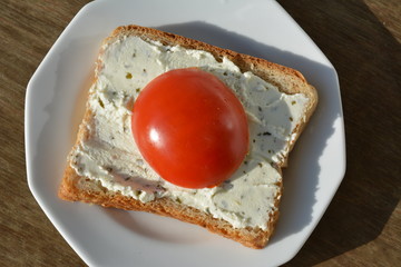 Toast mit Frischkäse und Tomate