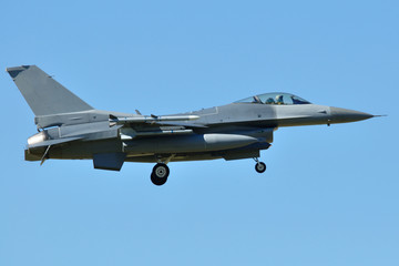 F-16 aterrizando
