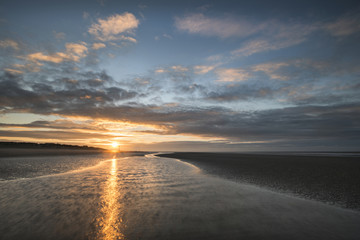 Obraz premium Stunning colorful Winter sunrise over low tide beach