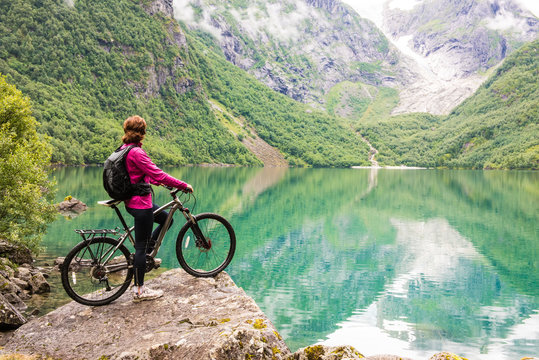 Biking in Norway against picturesque landscape © Kotangens