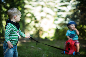 zwei Jungs im Garten