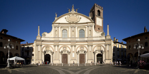 Fototapeta premium DUOMO VIGEVANO CATTEDRALE SANT'AMBROGIO IN PIAZZA DUCALE LOMBARDIA ITALIA SANT'AMBROGIO DOME CATHERDAL IN DUCAL SQUARE IN VIVEGANO LOMBARDY ITALY 