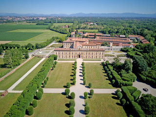 Villa Arconati, Castellazzo, Bollate, Milano, Italia. Vista aerea della Villa Arconati. Giardini e parco, Parco delle Groane. Palazzo in stile barocchetto lombardo, strade e alberi visti dall’alto