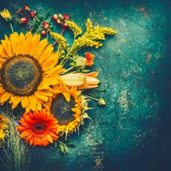 Foto auf Acrylglas Herbstblumenarrangements aus Sonnenblumen, Blättern und Canina-Beeren auf rustikalem Vintage-Hintergrund, Draufsicht, Platz für Text, Retro-Ton © VICUSCHKA