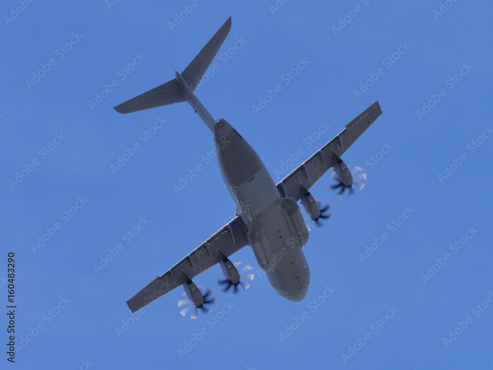 Wall mural avion de transport militaire atterrissage