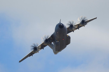 avion de transport militaire face