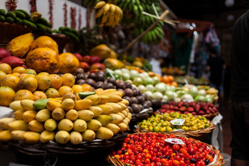 Naklejka na ściany i meble exotisches Obst auf dem Markt