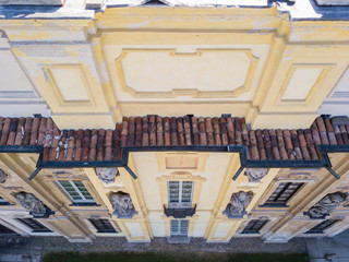 Particolari della villa Arconati, statue finestre e balconi. Villa Arconati, Castellazzo, Bollate, Milano, Italia. Vista aerea. Palazzo in stile barocchetto lombardo
