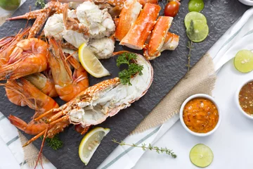 Papier Peint photo autocollant Crustacés Fresh cooked seafood on a platter