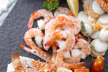 Fruits de mer frais cuits sur un plateau