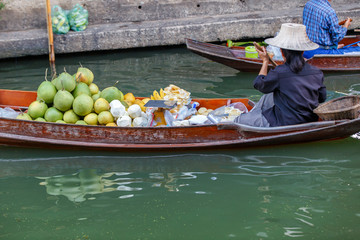 Obraz premium Damnoen Saduak floating market in Ratchaburi near Bangkok, Thailand