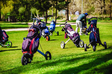 Obraz premium Golf bags, Golf clubs in golf bag on the fairway