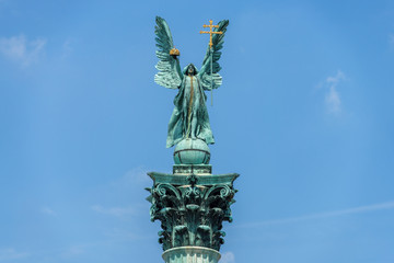 Obraz premium Statue des Erzengel Gabriel auf dem Heldenplatz in Budapest vor blauem Himmel 
