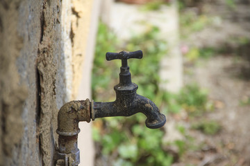 rostiger alter Wasserhahn
