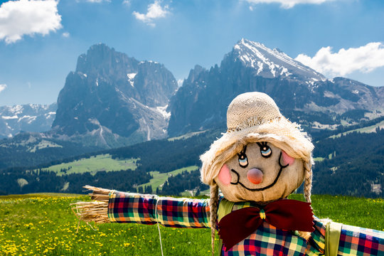 Heidi-Strohpuppe auf der Seiser Alm in S&uuml;dtirol mit Dolomiten-Bergen
