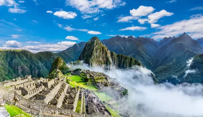 Crédence de cuisine en verre imprimé Monument historique Vue d& 39 ensemble du Machu Picchu, des terrasses agricoles et du pic Wayna Picchu en arrière-plan