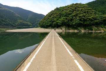 一本道/川にかかる一本橋/岩間沈下橋