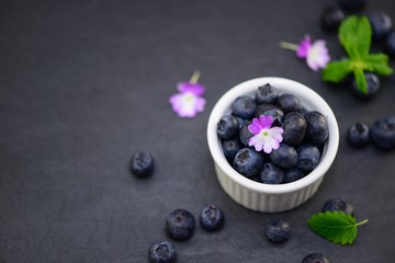 Blaubeeren Heidelbeeren in Schüssel Zutaten Obst Beeren