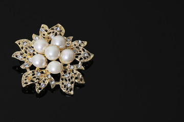 brooch with gold flowers and pearl