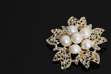 brooch with gold flowers and pearl