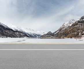 empty road in tibetan plateau