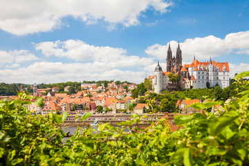 Dom und Albrechtsburg in Meißen an der Elbe im Sommer