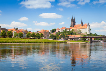 Obraz premium Dom und Albrechtsburg in Meißen an der Elbe im Sommer
