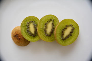 Kiwi cortado em três rodelas, fatias de kiwi, frutas, quivi, quiui, frutas verdes, sementes de kiwi
