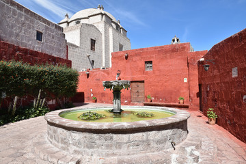 Fontaine au monastère Santa Catalia à Arequipa au Pérou