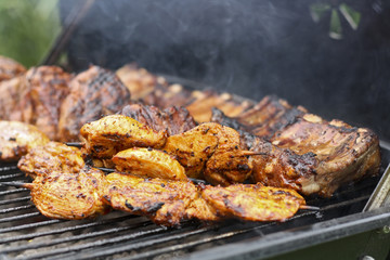 Fleischspieße und Rippchen auf Grill