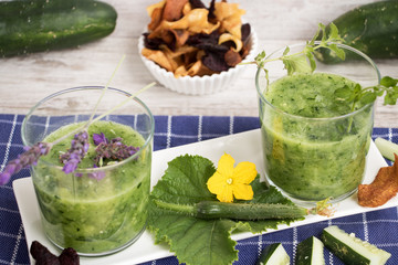 kalte Gurkensuppe in Gläsern mit Lavendel, Minze und Gemüsechips © katinkah