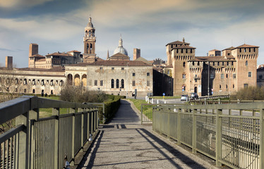 Obraz premium Mantova. Skyline dal ponte del lago