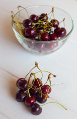 Obraz na płótnie Canvas cherry in a glass plate